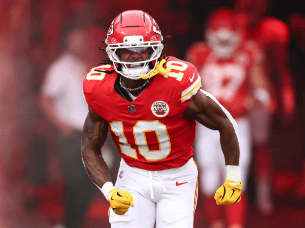 Chiefs Starting RB Sends Condolences After Former NFL Star Passes Away at 45 Due to CTE – Speaks Out Against Tush Push Play Linked to Head Trauma