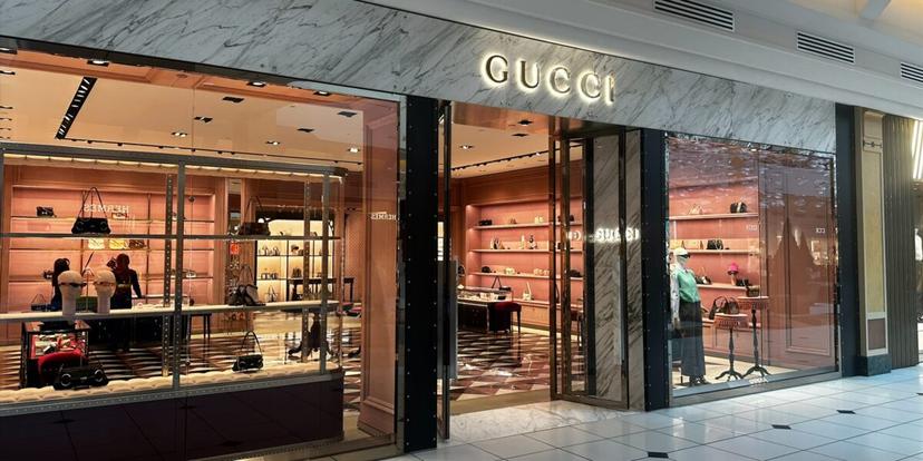 A Gucci Store Mocked and Denied Entry to a Player for Dressing Too Plain – Within 24 Hours They Paid the Price When They Learned He Was a Rising Star