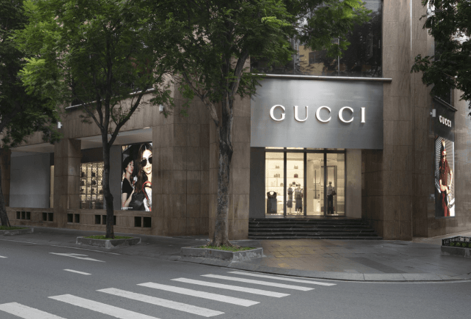 A Gucci Store Mocked and Denied Entry to a Player for Dressing Too Plain – Within 24 Hours They Paid the Price When They Learned He Was a Rising Star of Chiefs