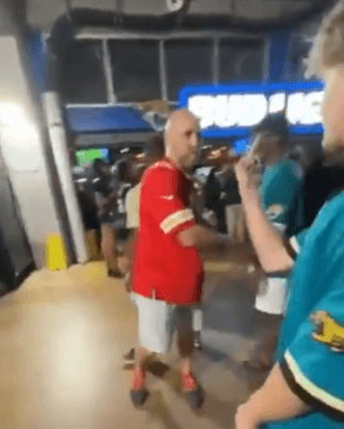 Viral Video Shows Disturbing Behavior by Young Jaguars Fan Toward Elderly Chiefs Supporter, Sparking Outrage Across the NFL Community