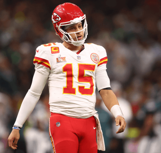 A Female Kansas City Chiefs Fan Was Attacked on Her Way to Arrowhead Stadium – The Perpetrator Shocked Everyone When He Admitted He Belonged To The LGBT Community, but Patrick Mahomes’ Next Move Truly Touched Hearts