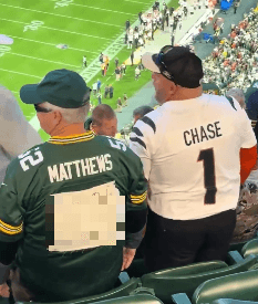 Packers Fan Goes Viral for Wearing a Shirt with a Hilarious Sign – The Funny Brotherly Moment That Lit Up Lambeau Field Has the Internet Falling in Love