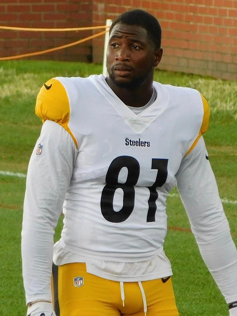 Steelers Tight End Jonnu Smith Misses Practice After Donating Blood for Mother’s Heart Valve Surgery