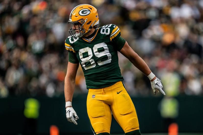 Packers re-sign EX Packers TE standout after one week of release as Tucker Kraft suffers a severe injury that could sideline him for the rest of the season.