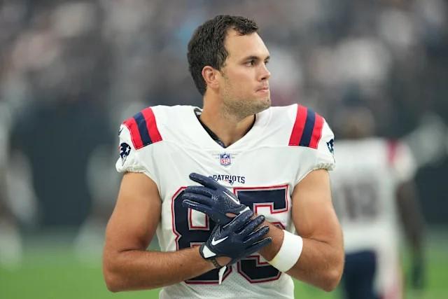 Patriots Tight End Hunter Henry Has Shocked the Entire Nation When, Before the Team's Next Game, He Bluntly Refused to Wear the LGBT Armband to Honor This Movement, and Simultaneously Bluntly Criticized the "WOKE" Program as Unworthy of Celebration