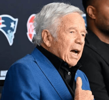 Right after the victory over the Falcons, the atmosphere at Gillette Stadium suddenly erupted as owner Robert Kraft disciplined veteran WR Mack Hollins for his inappropriate outfit and for bringing a “hot item” into Gillette