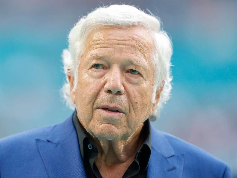 Robert Kraft issues punishment after Patriots fan’s altercation with Buccaneers supporters: “Sports are meant to unite, not divide” – the moment that left the entire Patriots team in silence