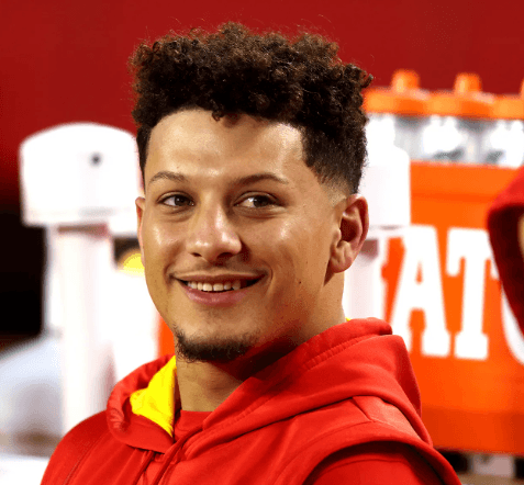 From Paint-Stained Hands to the Tears of a Veteran – Patrick Mahomes and the Chiefs’ Powerful Veterans Day Tribute Brings Kansas City to Silence