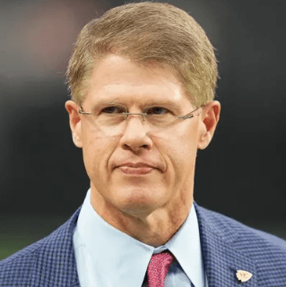 Kansas City Chiefs Make Historic Signing: Owner Clark Hunt Personally Signs Justine Lindsay After Panthers Controversy – Powerful Message About Human Respect
