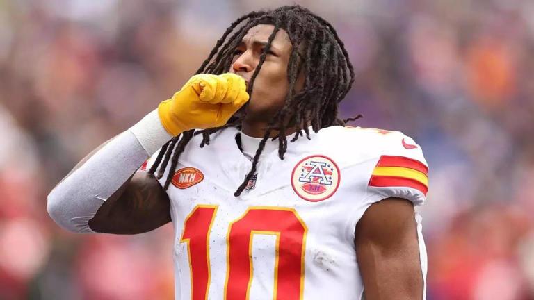 Isiah Pacheco Stuns Thanksgiving Football with “Always With Me” Wristband – The Story That Left Chiefs Nation in Tears