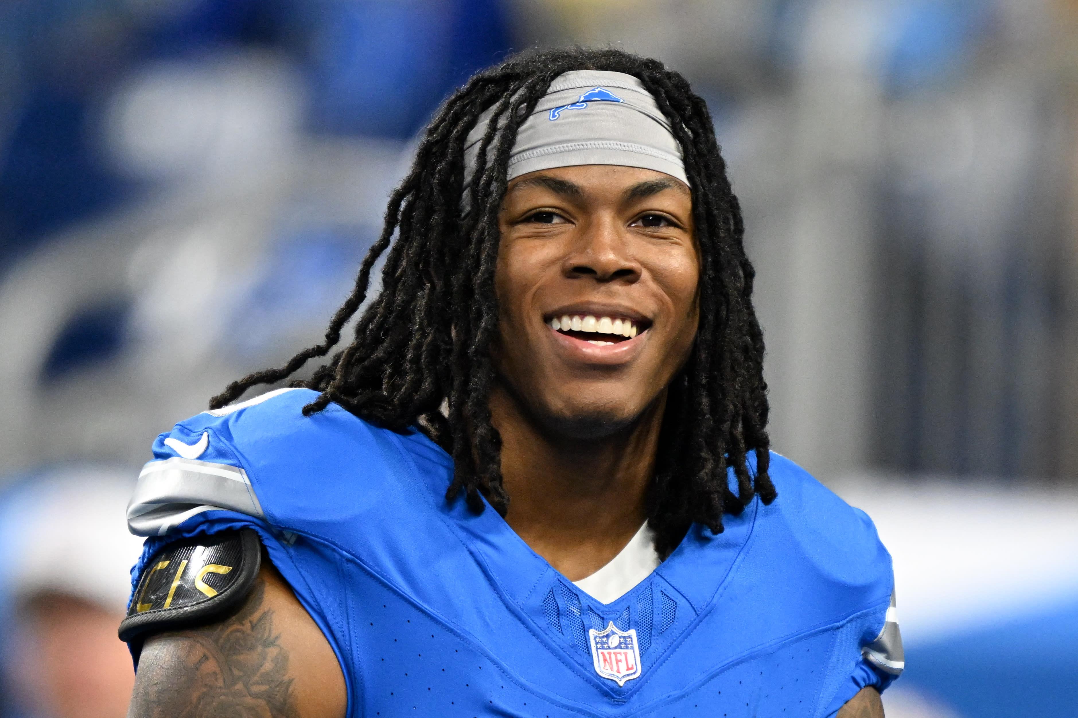 Jahmyr Gibbs of the Detroit Lions: A Quiet Gesture That Says Everything – The Moment of Kindness on a Flight That Is Shaping His Legacy