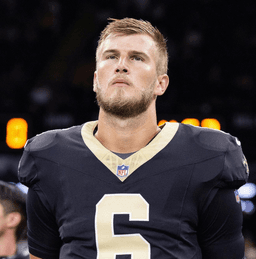 After the heartbreaking loss to the Falcons, rookie Tyler Shough sat alone in silence — until Kirk Cousins walked over, and the words he gave to Shough became the most emotional moment of the season.