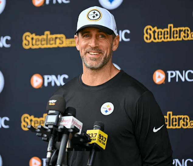 Steelers Star Aaron Rodgers Accidentally Saves a Fan’s Life During Midweek Practice — The Story Taking Over the NFL