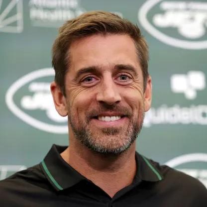 Superstar Jordan Love Receives Surprise Text from Packers’ 18-Year Legend Aaron Rodgers Ahead of Epic Showdown with Steelers – And Its Contents Have Green Bay Buzzing!