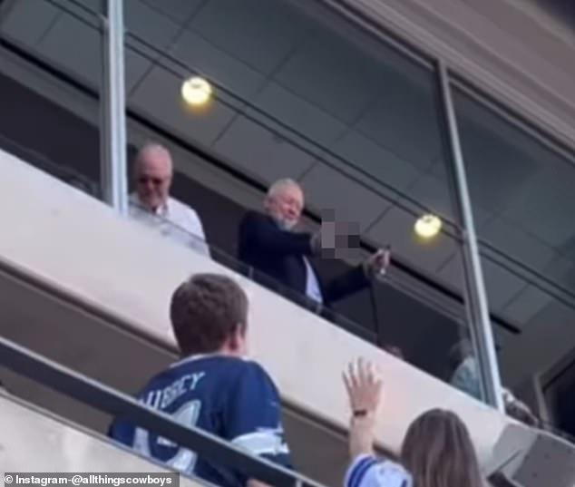 Jerry Jones gave the middle finger to Jets fans during the Cowboys' win on Sunday