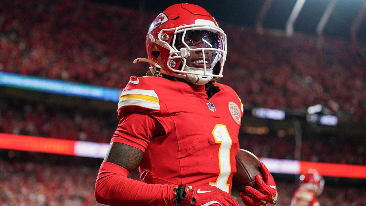 Xavier Worthy của Chiefs ghi bàn chạm bóng, đưa bóng cho mẹ trong khoảnh  khắc ngọt