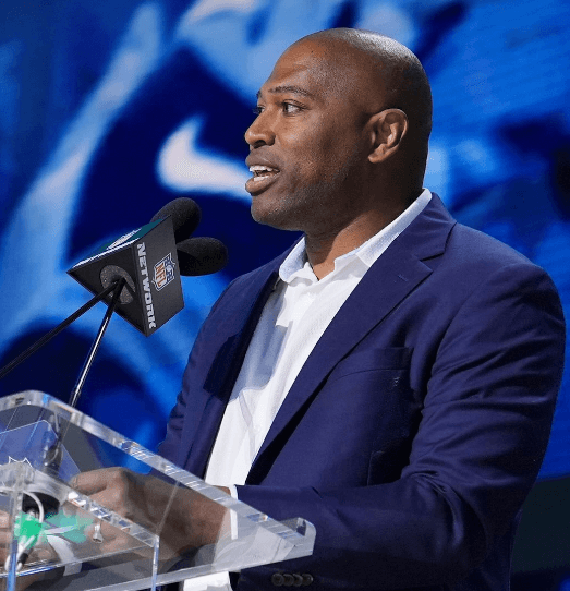 Seahawks Legend Shaun Alexander Auctions Off His Final Career Jersey to Help His Best Friend Overcome the Greatest Challenge of His Life – the Battle Against Chronic Degenerative Knee Disease