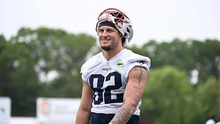 New England Patriots Sign Rookie TE to Active Roster