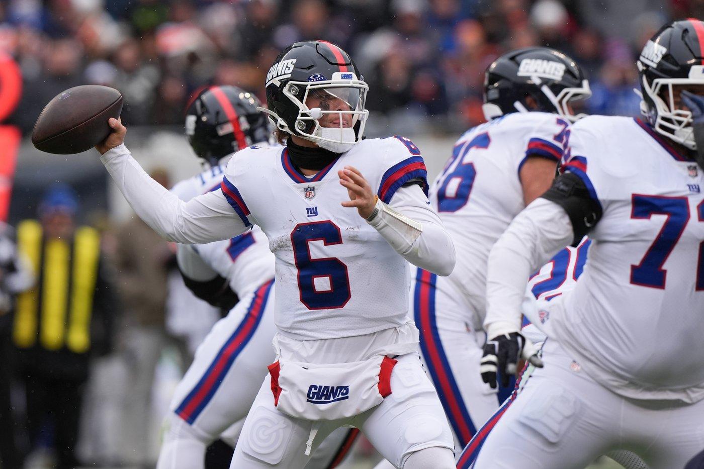 Giants QB Jaxson Dart leaves after taking hard hit against the Bears