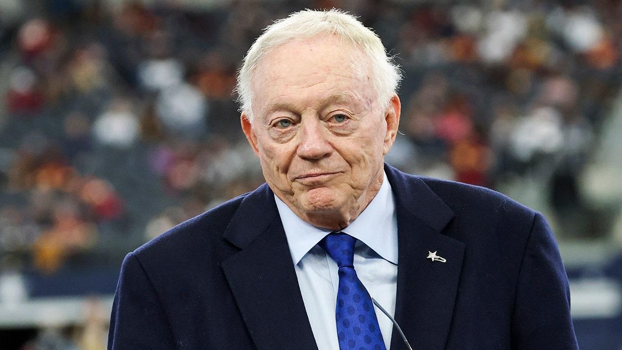 Cowboys 'Jerry Jones khĂŽng quan tĂąm Äáșżn viá»c từ bá» vai trĂČ GM: 'TĂŽi ÄĂŁ mua má»t nghá»'