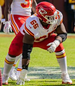 After the Final Whistle of Bills vs Chiefs – Chiefs Guard Trey Smith Walks Straight to Michael Hoecht to Apologize After the Collision That Led to His Season-Ending Injury – A Moment of Sportsmanship and Brotherhood